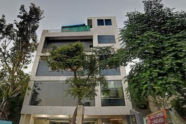 هتل Treebo Royal Empire Indore