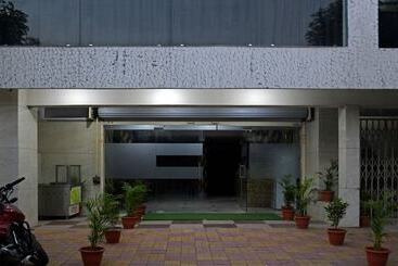 هتل Treebo Royal Empire Indore