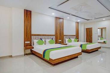 هتل Treebo Royal Empire Indore