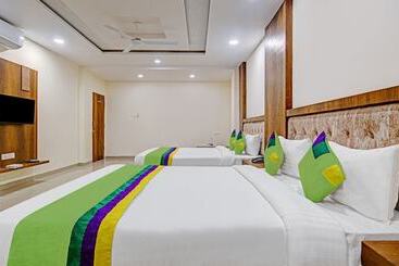 هتل Treebo Royal Empire Indore