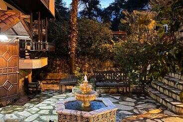 Liya Boutique Hotel & Suites