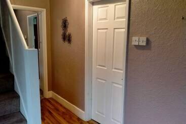 اقامتگاه The Nest, An Immaculate 3 Bed House In Walsall