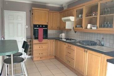 اقامتگاه The Nest, An Immaculate 3 Bed House In Walsall