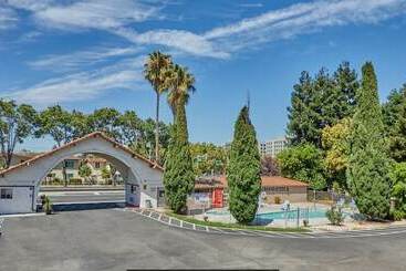 هتل Super 8 By Wyndham San Jose Airport