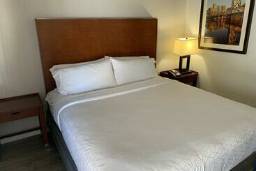 هتل Super 8 By Wyndham San Jose Airport
