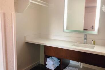 هتل Super 8 By Wyndham San Jose Airport