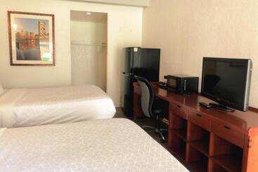 هتل Super 8 By Wyndham San Jose Airport