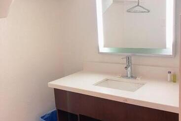 هتل Super 8 By Wyndham San Jose Airport