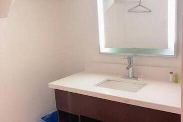 هتل Super 8 By Wyndham San Jose Airport