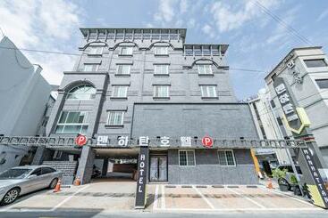 مُتل Namhae Manhattan