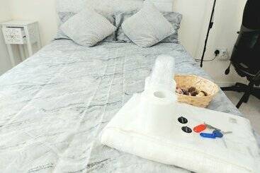 پانسیون Room In Guest Room   Double Room, Full Kitchen, Smart Tv, Shared Bathroom In 3 Bed Home