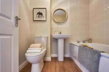 پانسیون Room In Guest Room Double Room, Full Kitchen, Smart Tv, Shared Bathroom In 3 Bed Home