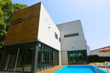 پانسیون Cheongju Cheongnamdae Pool Villa