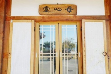 Yeongam Seonhyanggwan Hanok Pension