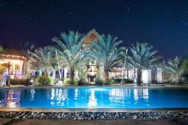 فندق Coconut Paradise Beach