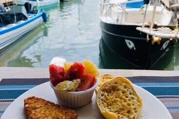 تختخواب و صبحانه Ana S Coffee House