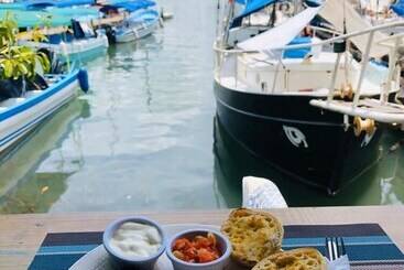 تختخواب و صبحانه Ana S Coffee House