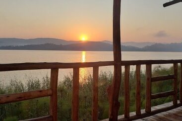 هتل Gahiza Island Retreat