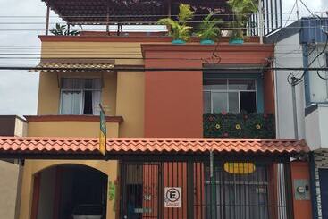 پانسیون Casa De Lis Hotel & Tourist Information Centre