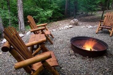Arabella Cozy Nest With Hot Tub And Fire Pit In The Backyard By Redawning
