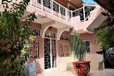 تختخواب و صبحانه Auberge Le Baobab