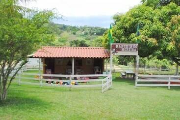 مسافرخانه Rancho Moreira Pousada E Restaurante