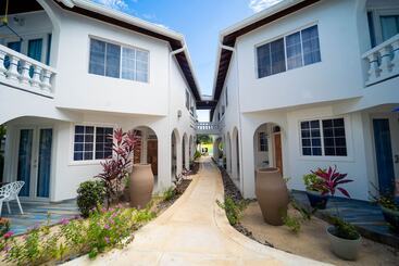 هتل Blue Skies Beach Resort