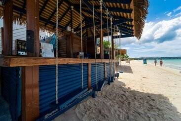 هتل Blue Skies Beach Resort