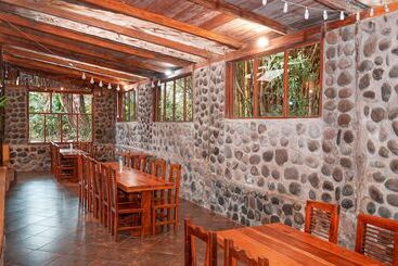 هتل Hosteria El Carmelo De Mindo