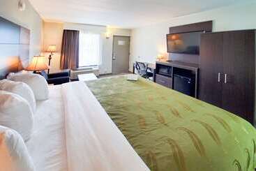 هتل Quality Inn And Conference Center