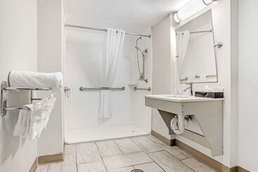 هتل Quality Inn And Conference Center
