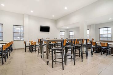 هتل Quality Inn And Conference Center