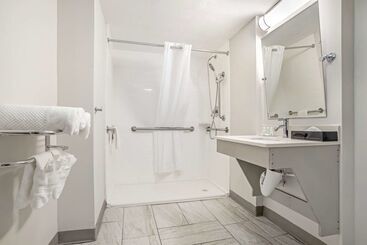 هتل Quality Inn And Conference Center
