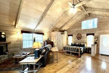 קוטג'' Perfectly Private! Hot Tub, King Sized Bed, Grill, Washer/dryer, And Motorcycle Friendly! Studio Cab
