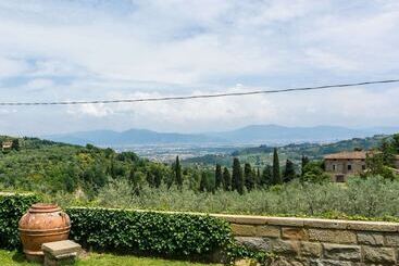 Plush Farmhouse In Bacchereto With Swimming Pool