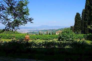 Plush Farmhouse In Bacchereto With Swimming Pool