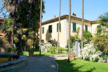 Plush Farmhouse In Bacchereto With Swimming Pool