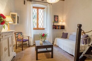 Plush Farmhouse In Bacchereto With Swimming Pool