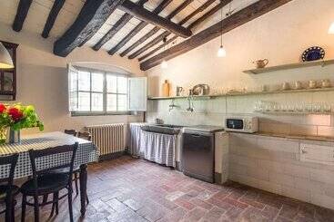 Plush Farmhouse In Bacchereto With Swimming Pool