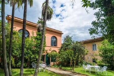 Pretty Farmhouse In Bacchereto With Swimming Pool