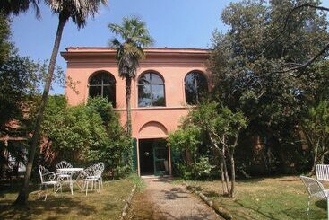 Pretty Farmhouse In Bacchereto With Swimming Pool