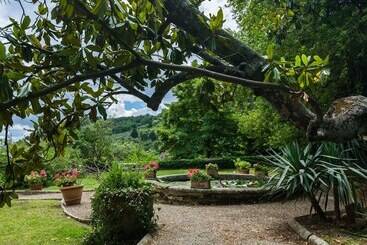 Pretty Farmhouse In Bacchereto With Swimming Pool
