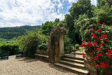 Pretty Farmhouse In Bacchereto With Swimming Pool