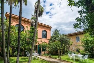Pretty Farmhouse In Bacchereto With Swimming Pool