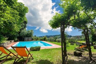 Pretty Farmhouse In Bacchereto With Swimming Pool