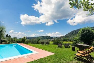Pretty Farmhouse In Bacchereto With Swimming Pool
