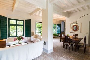Pretty Farmhouse In Bacchereto With Swimming Pool