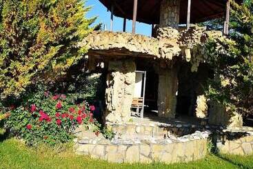 تختخواب و صبحانه Haznedar Bungalow