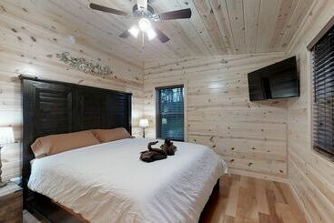 Foxes  Den Cabin With Private Hot Tub And Arcade Game By Redawning