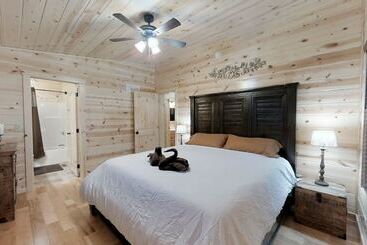 Foxes  Den Cabin With Private Hot Tub And Arcade Game By Redawning